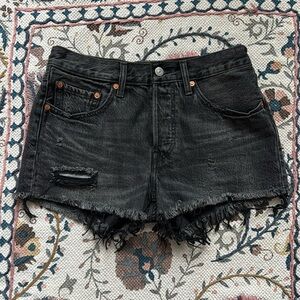 NWOT Levi’s 501 distressed wash cutoff jean shorts - size 4